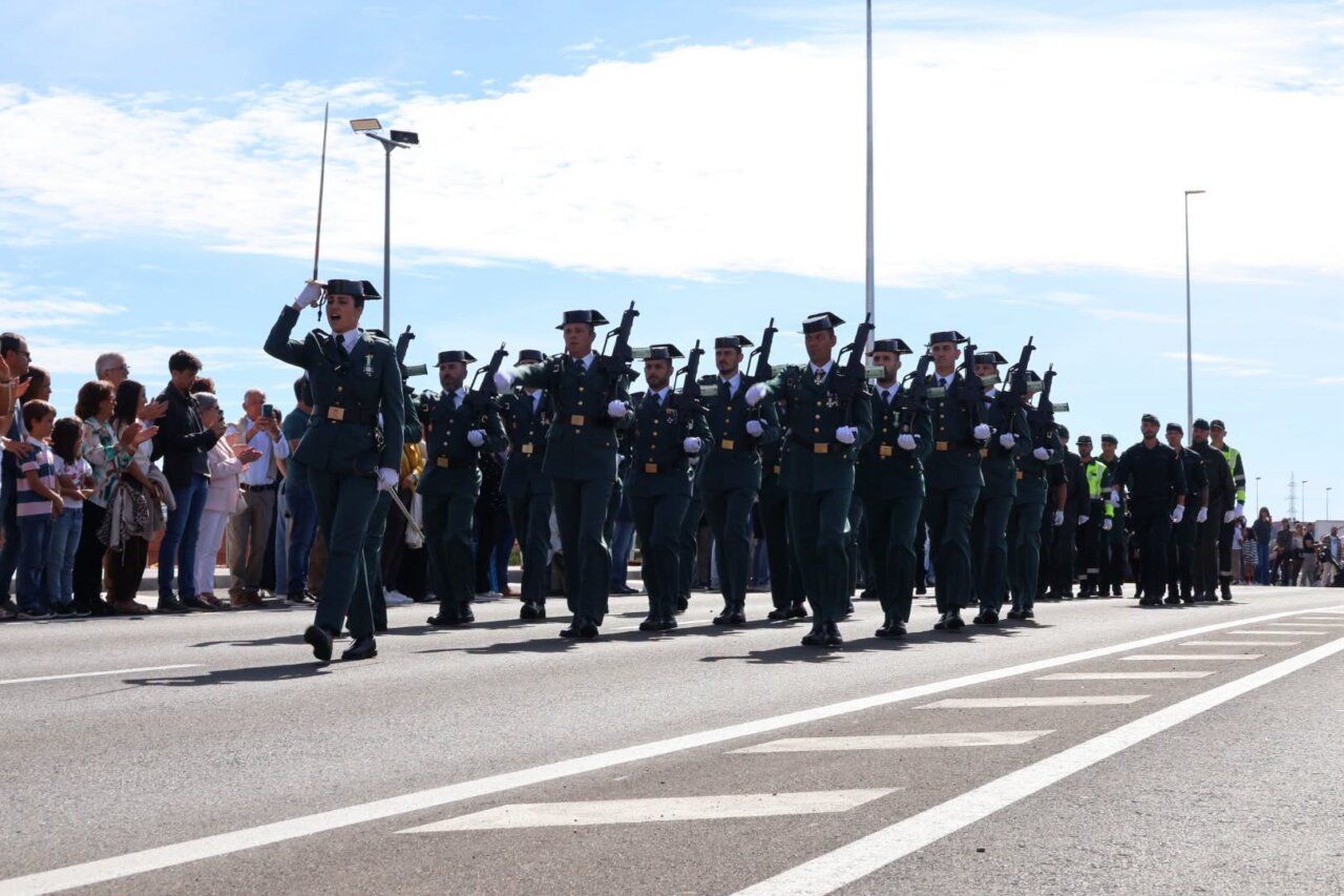 Desfile de la Guardia Civil en Salamanca durante el homenaje a la Virgen del Pilar