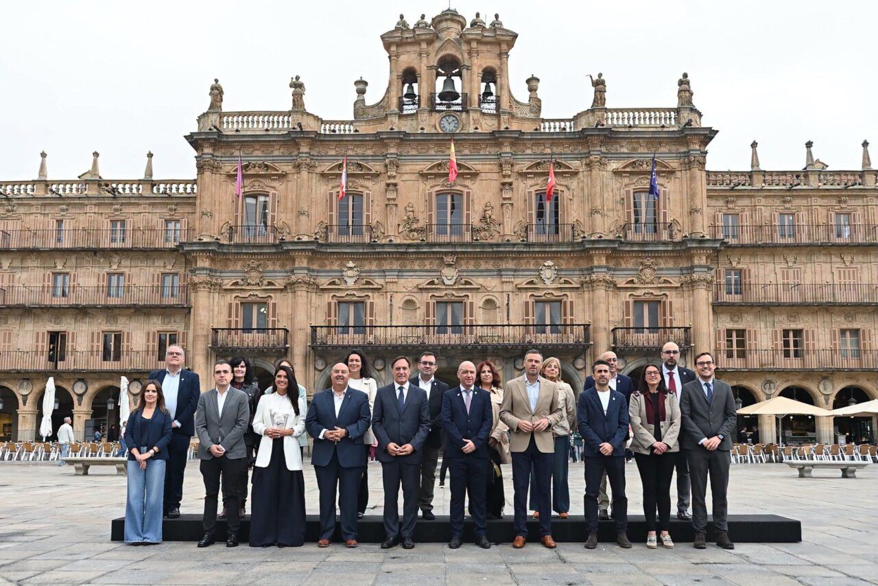 Grupo de personas en la Plaza Mayor de Salamanca durante un evento oficial.