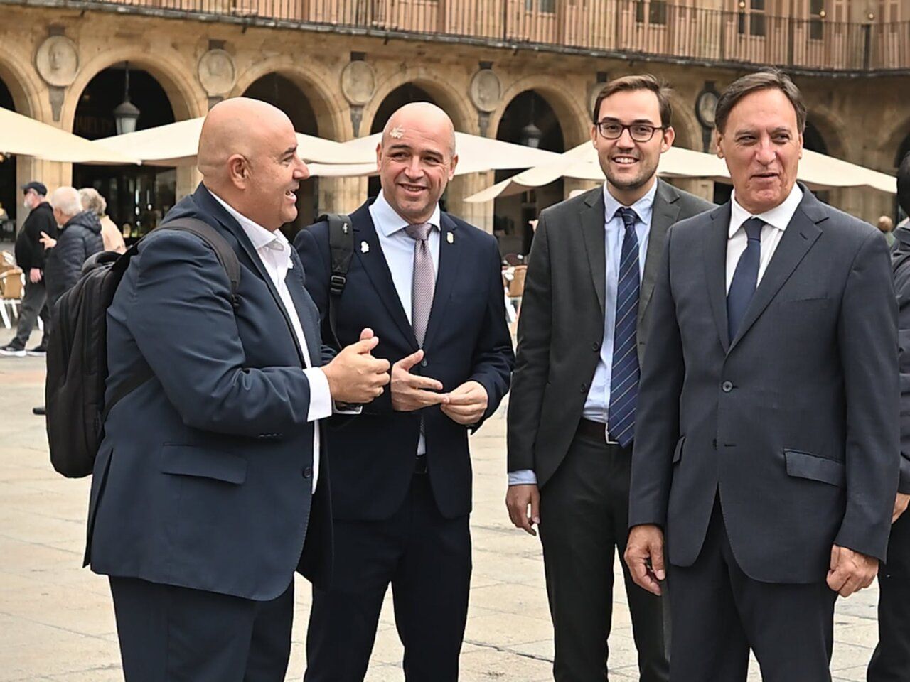 Cuatro hombres conversando en la Plaza Mayor de Salamanca