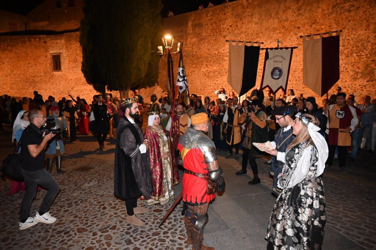 Participantes en la IX Conjura de Ciudad Rodrigo vestidos con trajes medievales