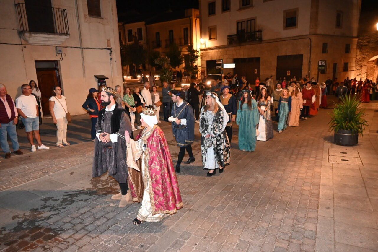 Personas vestidas con trajes históricos en la IX Conjura de Ciudad Rodrigo