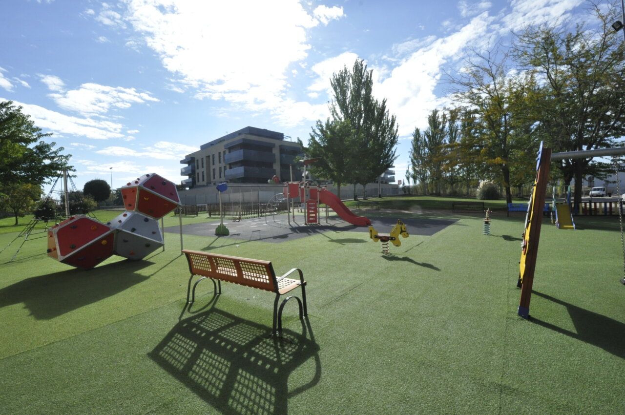 Parque infantil renovado en Santa Marta de Tormes con nuevos juegos