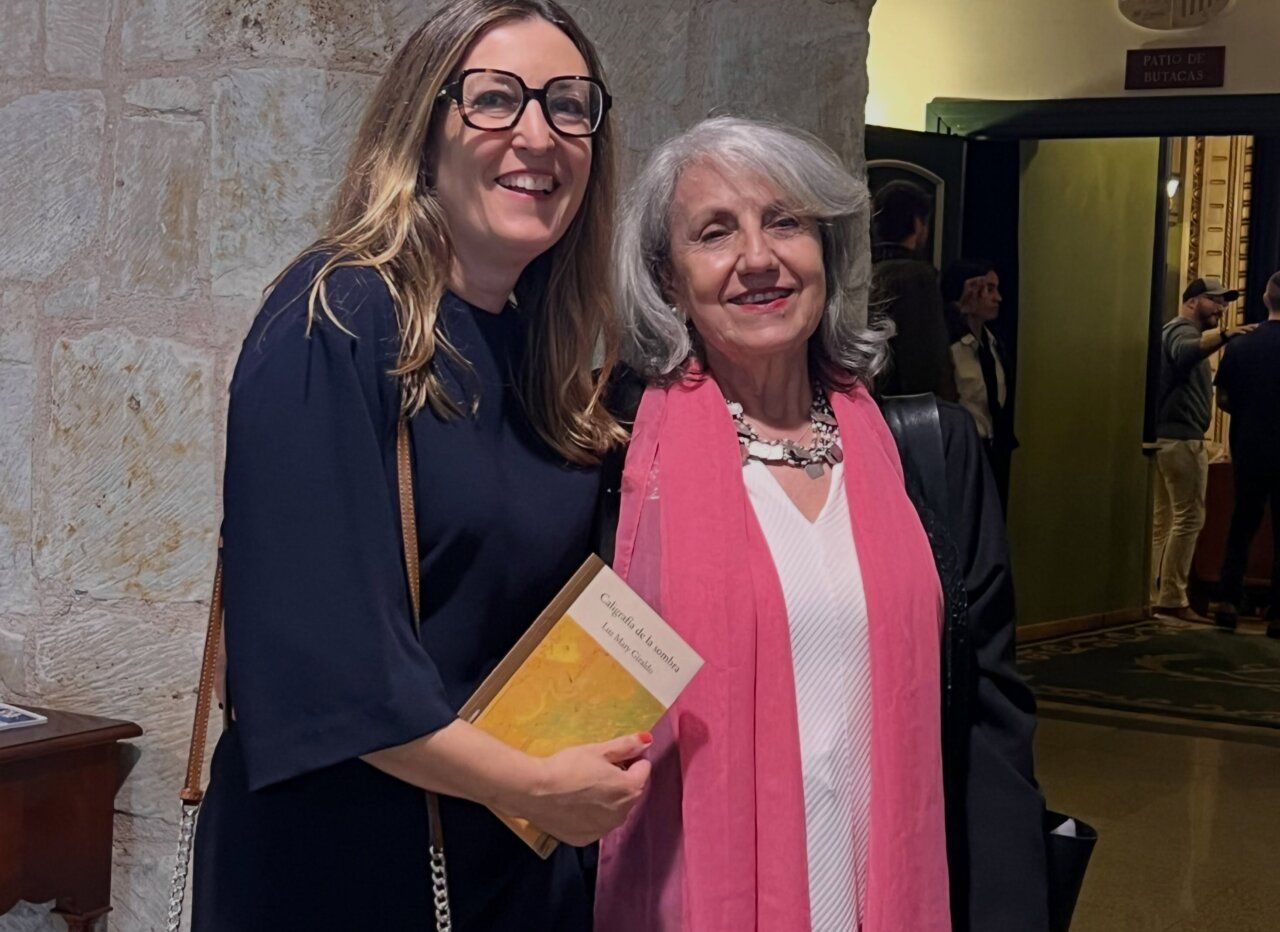 Dos mujeres sonrientes posando en un evento cultural en Salamanca