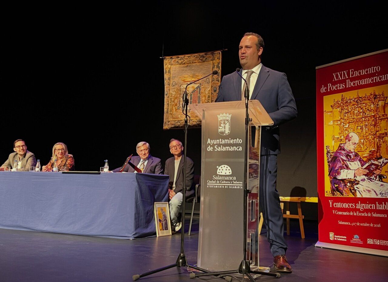 Entrega del XIII Premio Internacional de Poesía en Salamanca con orador y público