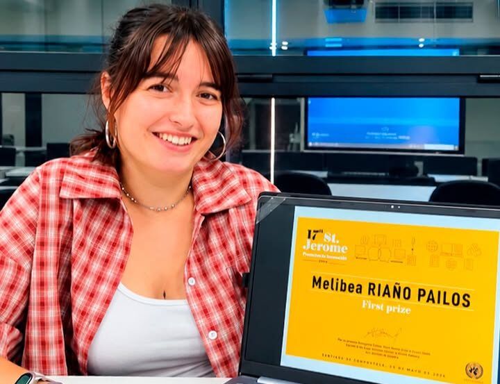 Melibea Riaño Pailos con su premio del Concurso de Traducción
