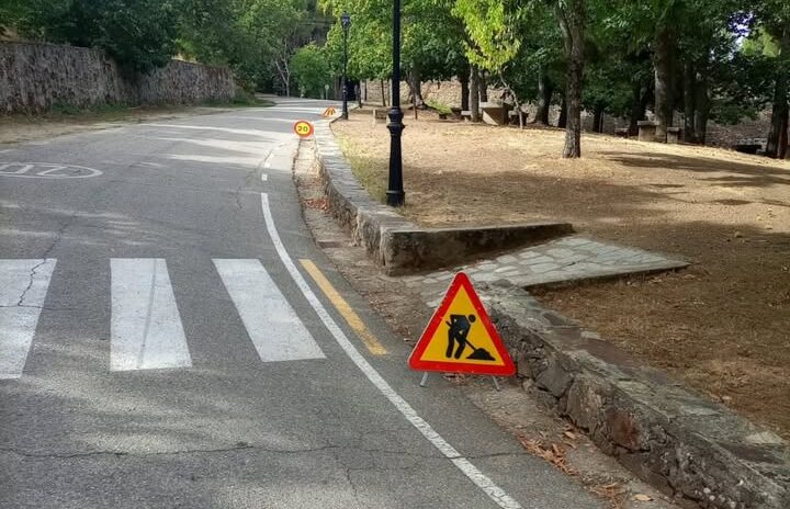 Tramo de carretera en Béjar con señal de obras de asfaltado