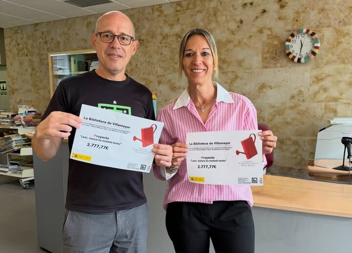 Dos personas sosteniendo certificados en la Biblioteca Municipal de Villamayor