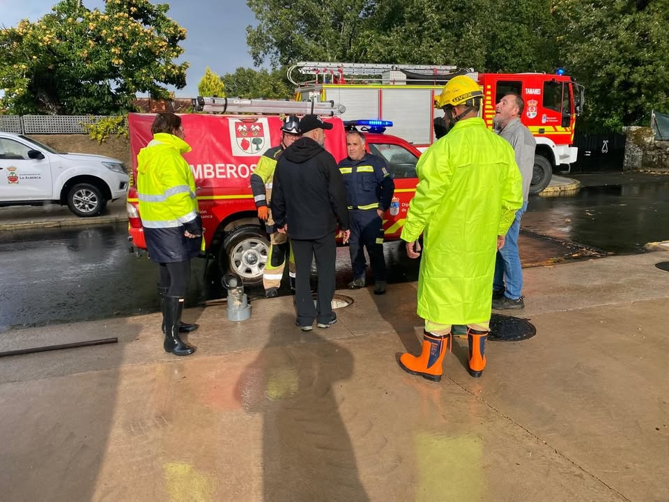 Bomberos de Tamames trabajando tras una tromba de agua en La Alberca