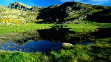 Candelario destaca por su rica biodiversidad y arquitectura popular en la Sierra de Béjar