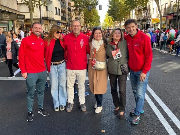 Seis personas posan en una calle durante la Carrera de los Mil Pasos.