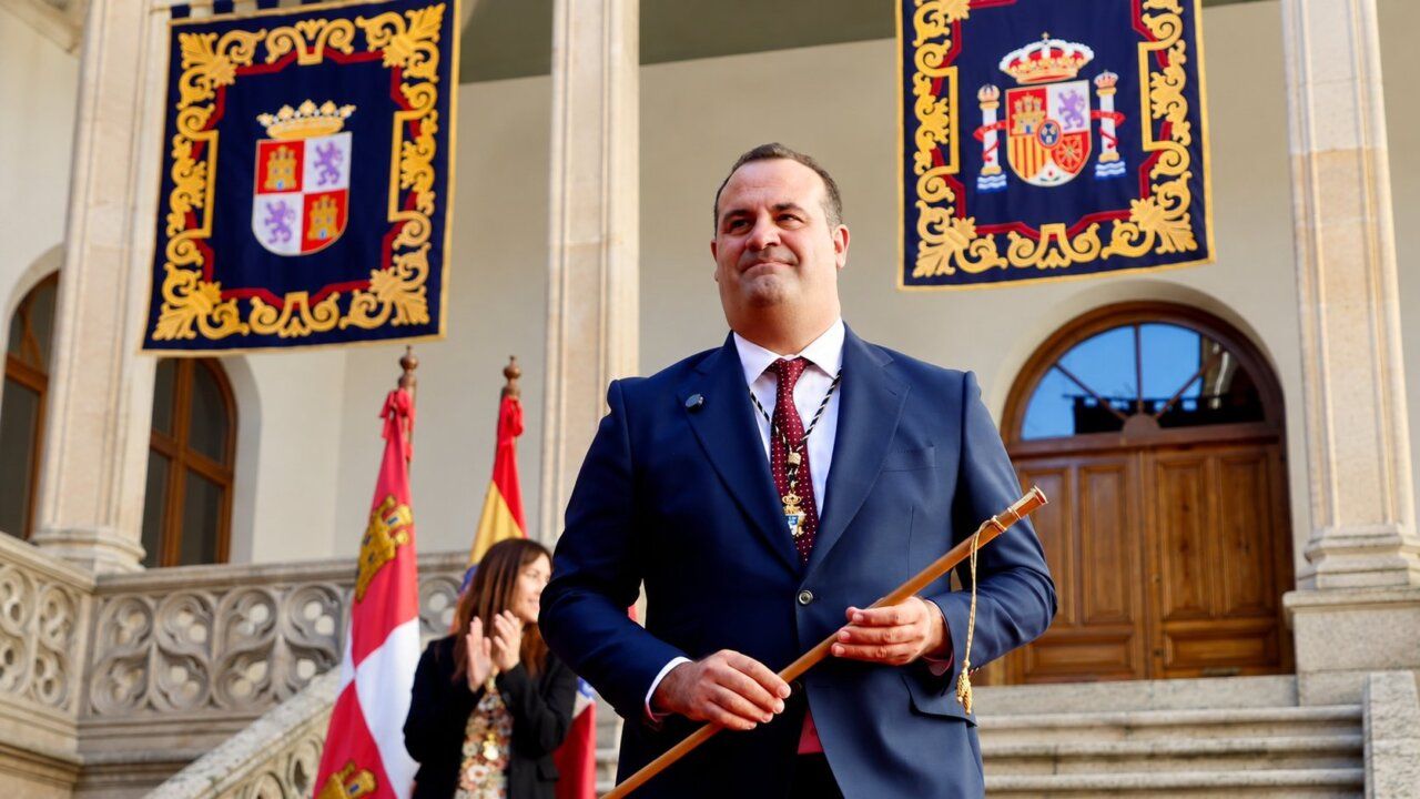 David Mingo en ceremonia oficial ante edificio histórico de Salamanca