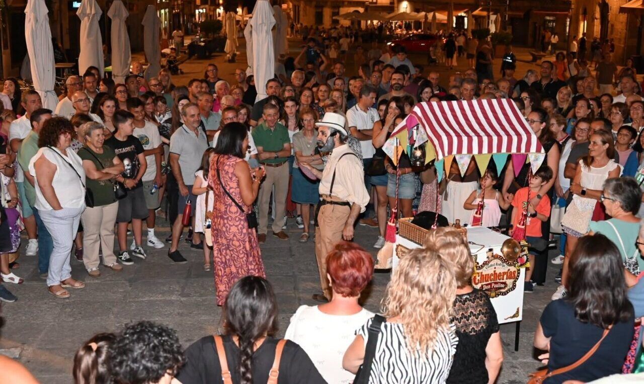 Multitud disfrutando de una representación teatral en Ciudad Rodrigo