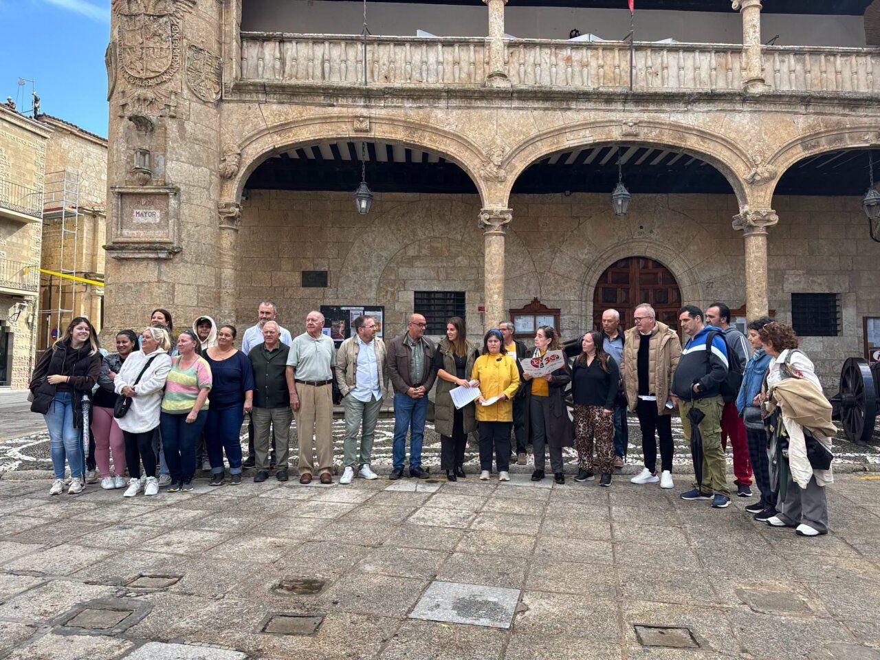 Grupo de personas en el acto por la salud mental en Ciudad Rodrigo