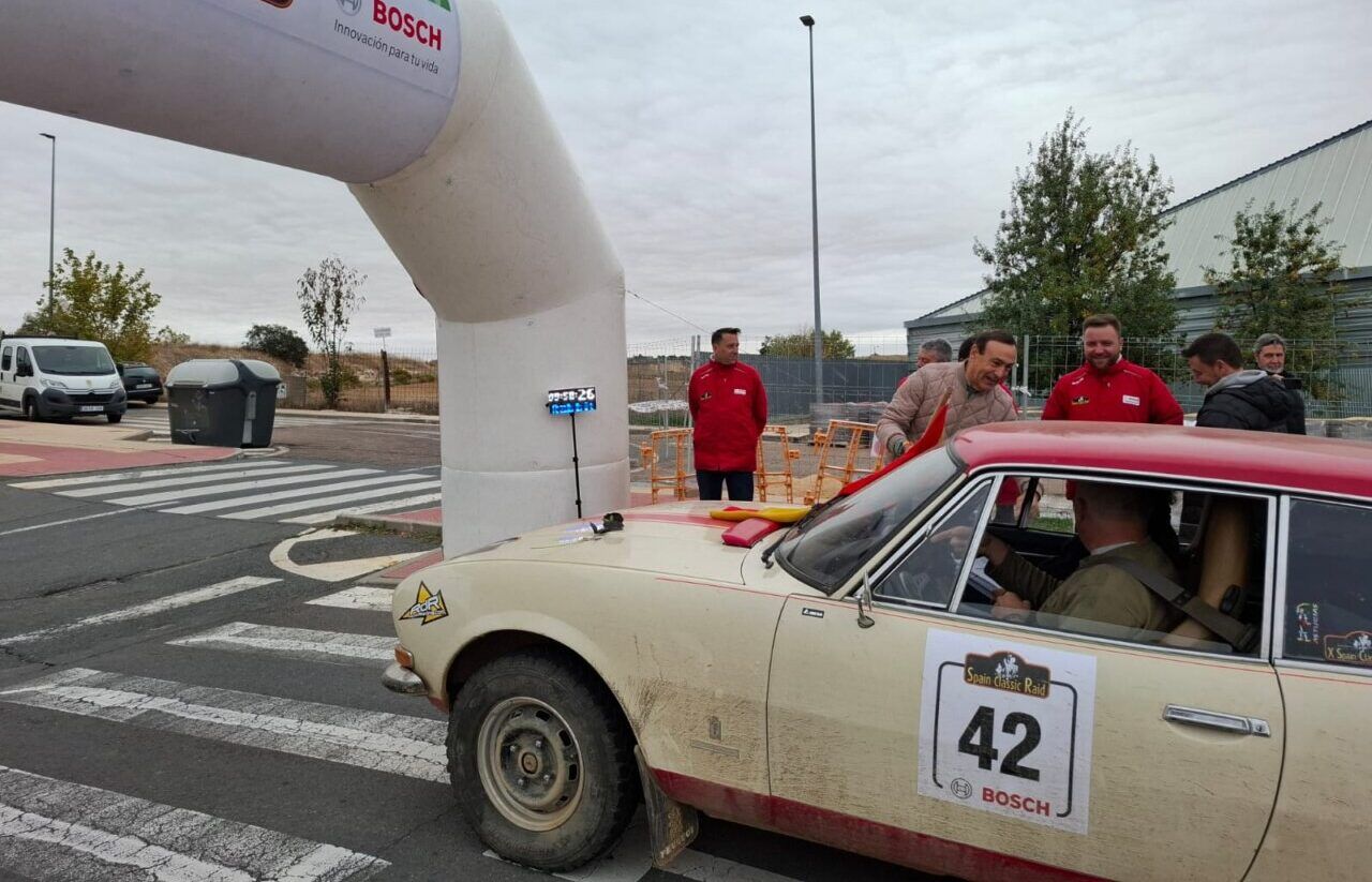 Un coche clásico número 42 pasa bajo el arco del Spain Classic Raid
