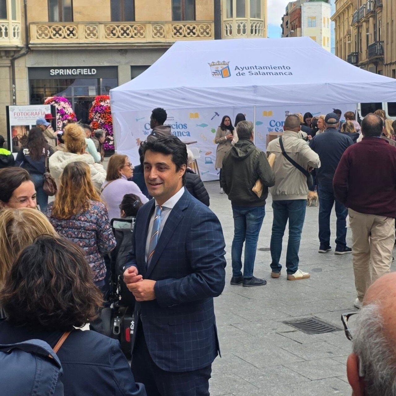 Personas haciendo cola para obtener totebags en Salamanca