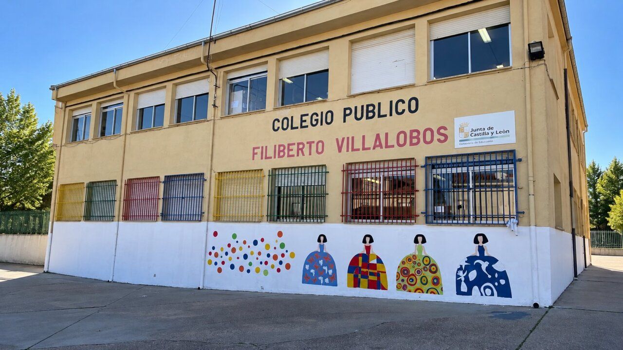 Fachada del colegio Filiberto Villalobos en Guijuelo con murales coloridos