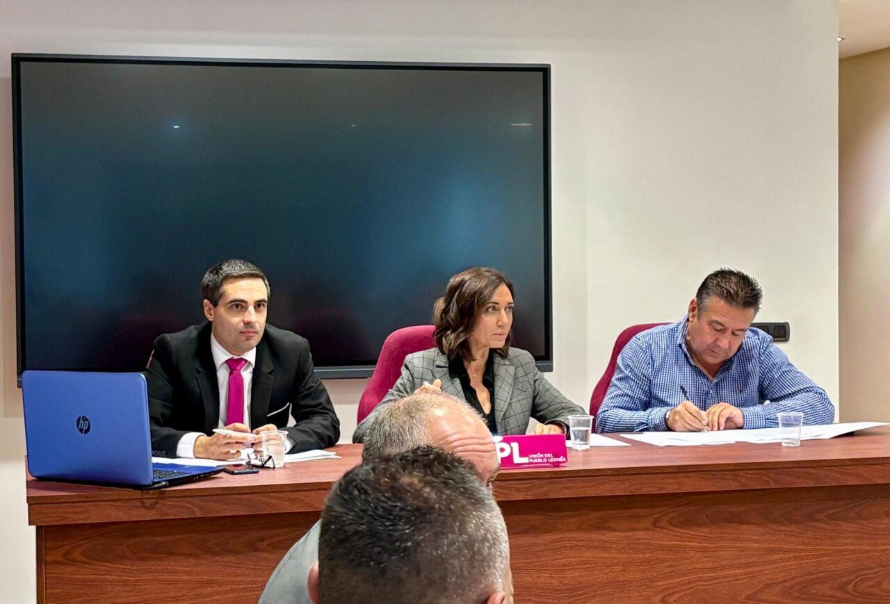 Reunión del Consejo General de UPL con sus líderes en una mesa