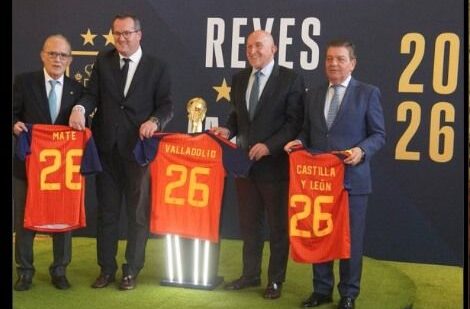 Presentación de la Copa del Mundo en Ciudad Rodrigo en homenaje a un joven futbolista
