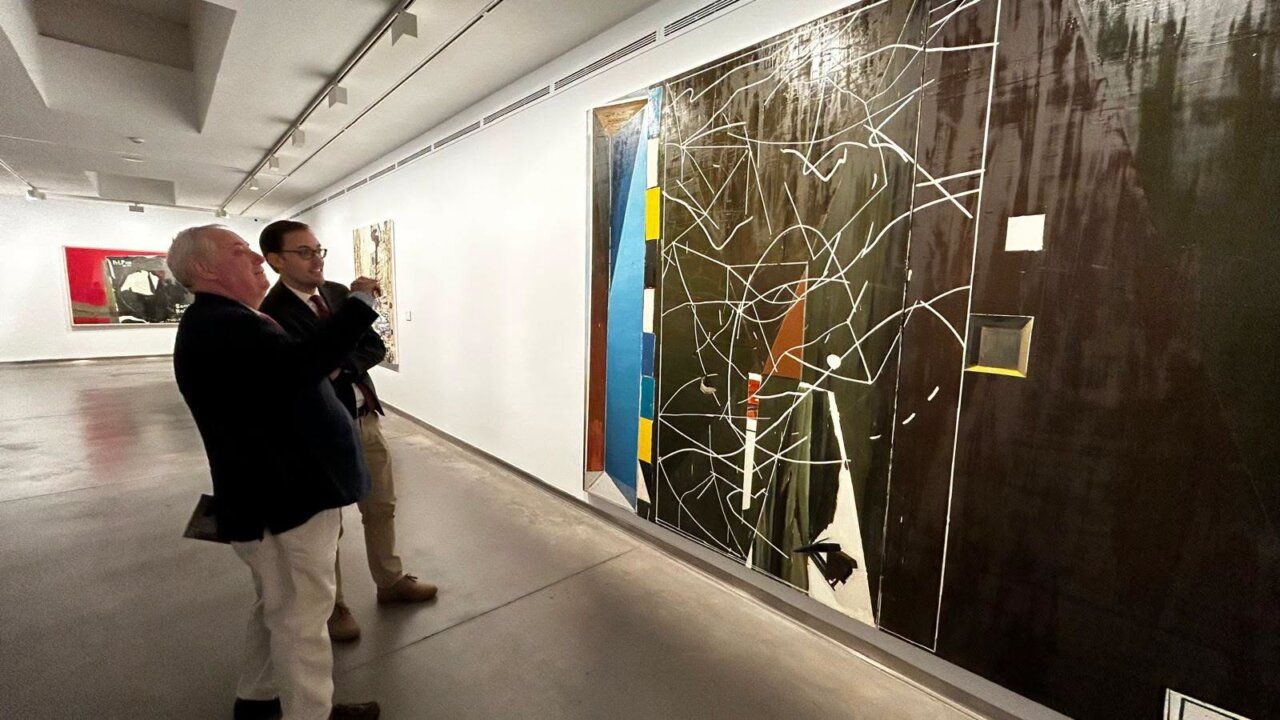 Personas observando obras de arte en el DA2 Domus Artium