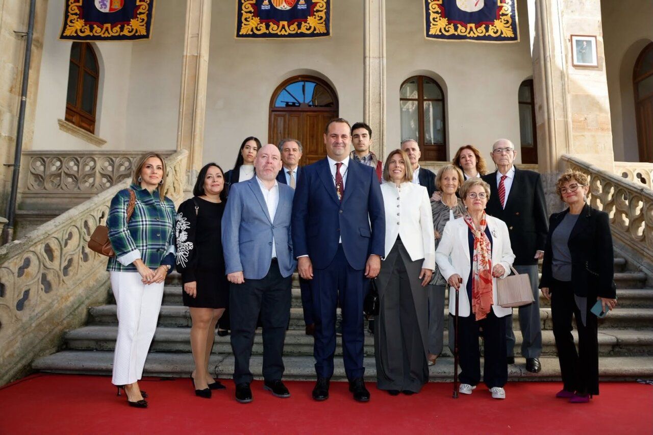 David Mingo con miembros del pleno en el Palacio de La Salina