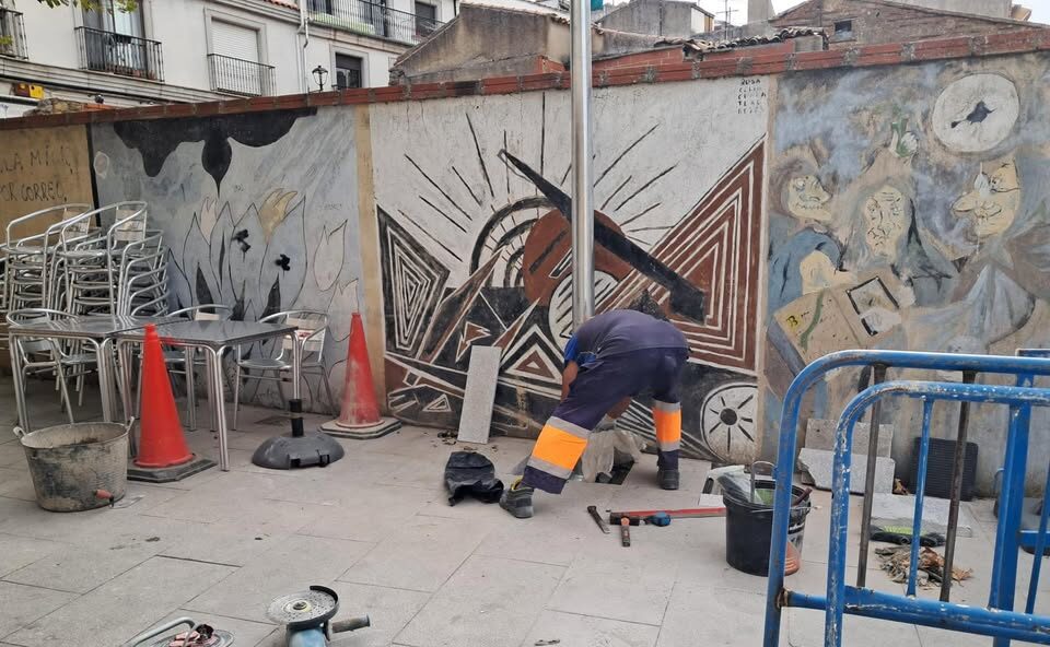 Trabajador realizando labores de desbroce y reparación en Alba de Tormes