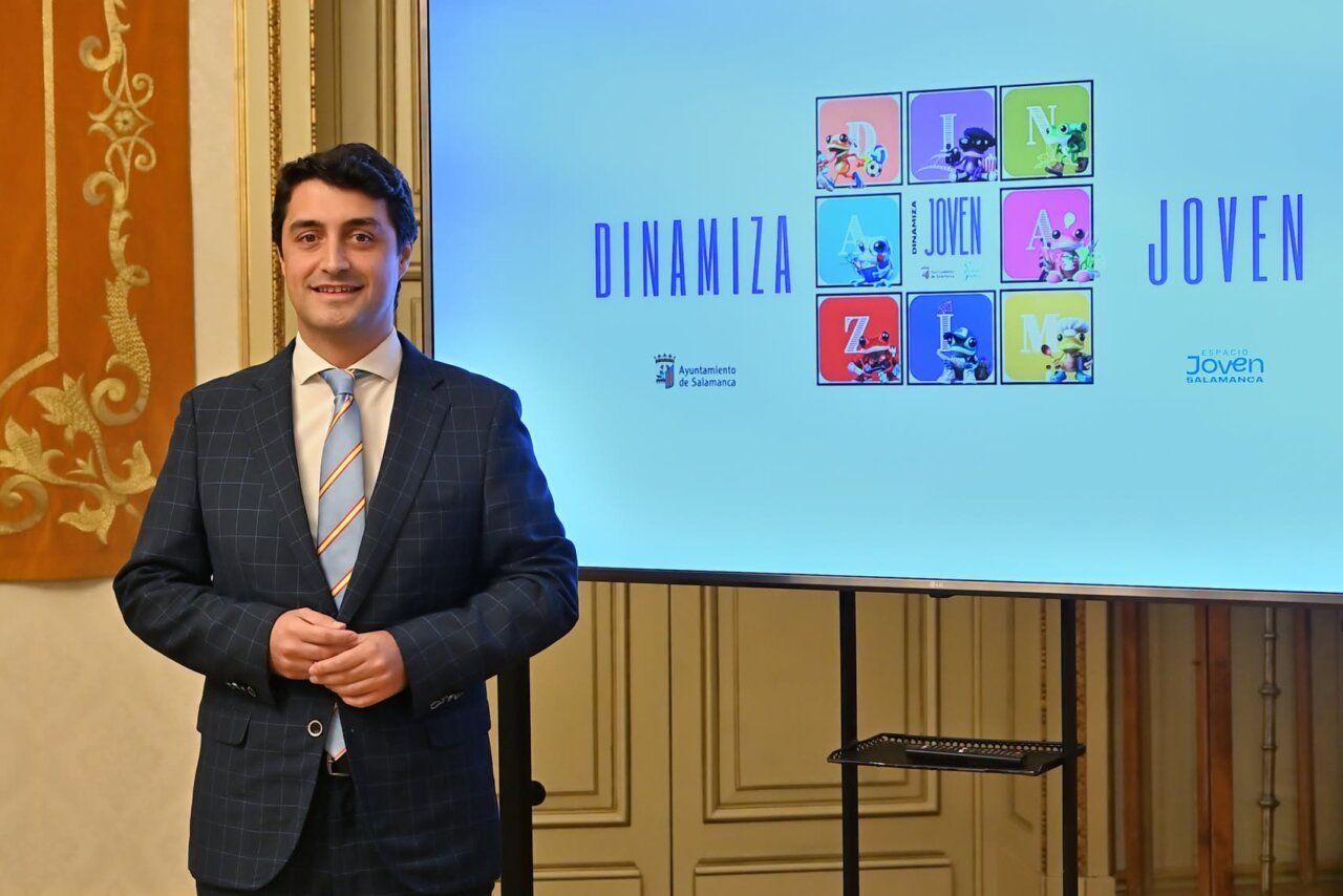 Presentación del programa Dinamiza Joven en Salamanca con un hombre sonriendo.