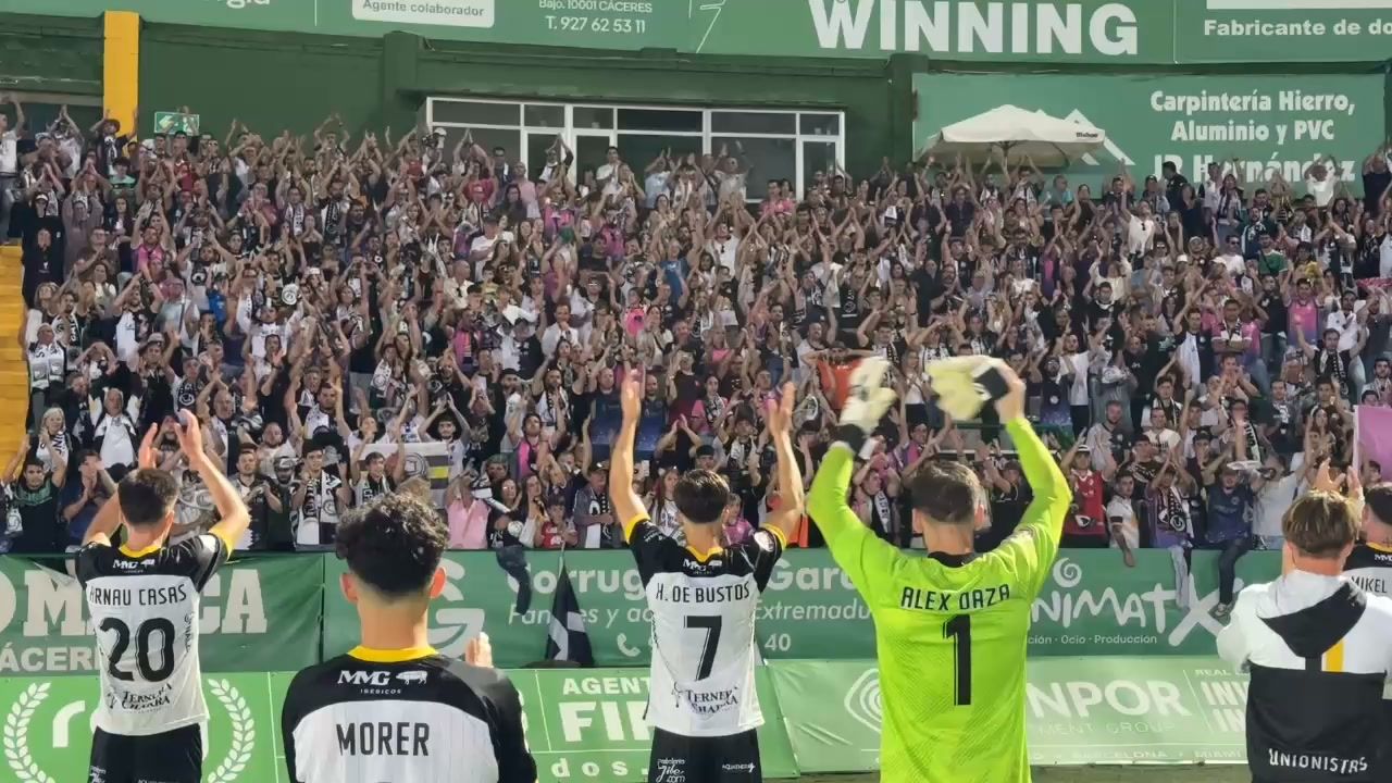 Jugadores del CP Cacereño y Unionistas celebrando con la afición tras el partido.