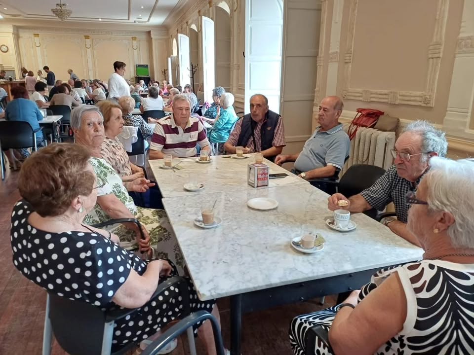 Grupo de mayores disfrutando en el Centro Social de Peñaranda de Bracamonte