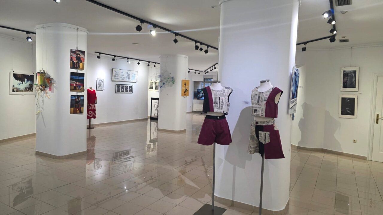 Interior del Espacio Joven en Salamanca con obras de arte expuestas