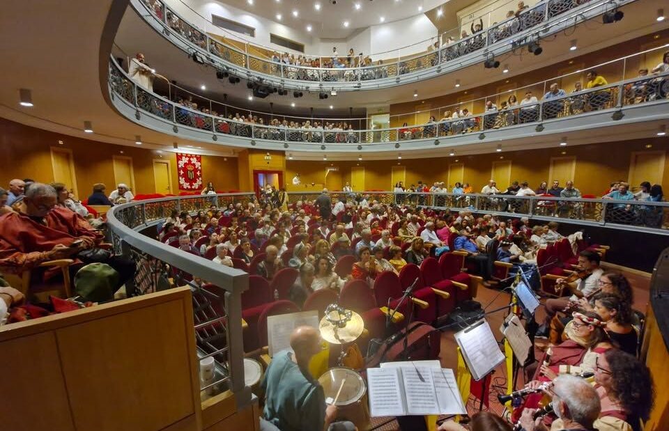 Audiencia llena en el Teatro Nuevo de Ciudad Rodrigo durante La Conjura