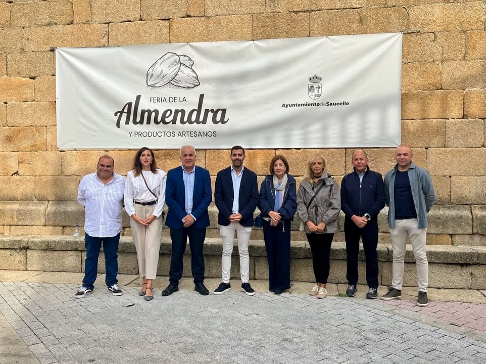 Grupo de personas en la Feria de la Almendra en Saucelle