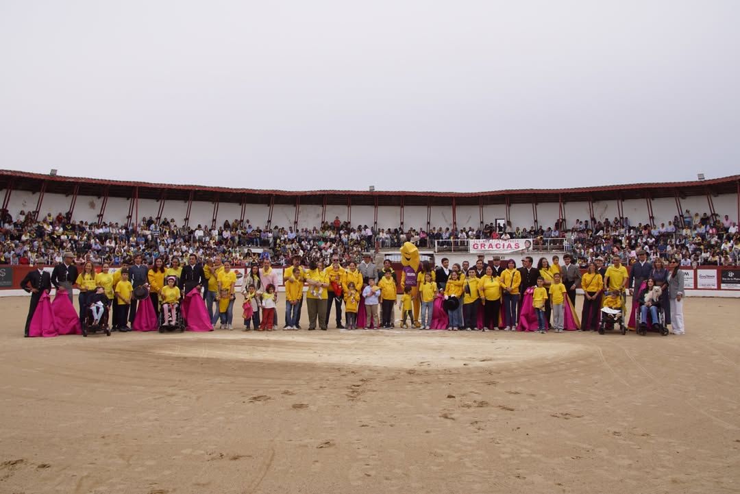 Grupo de personas en un festival taurino solidario en Ledesma