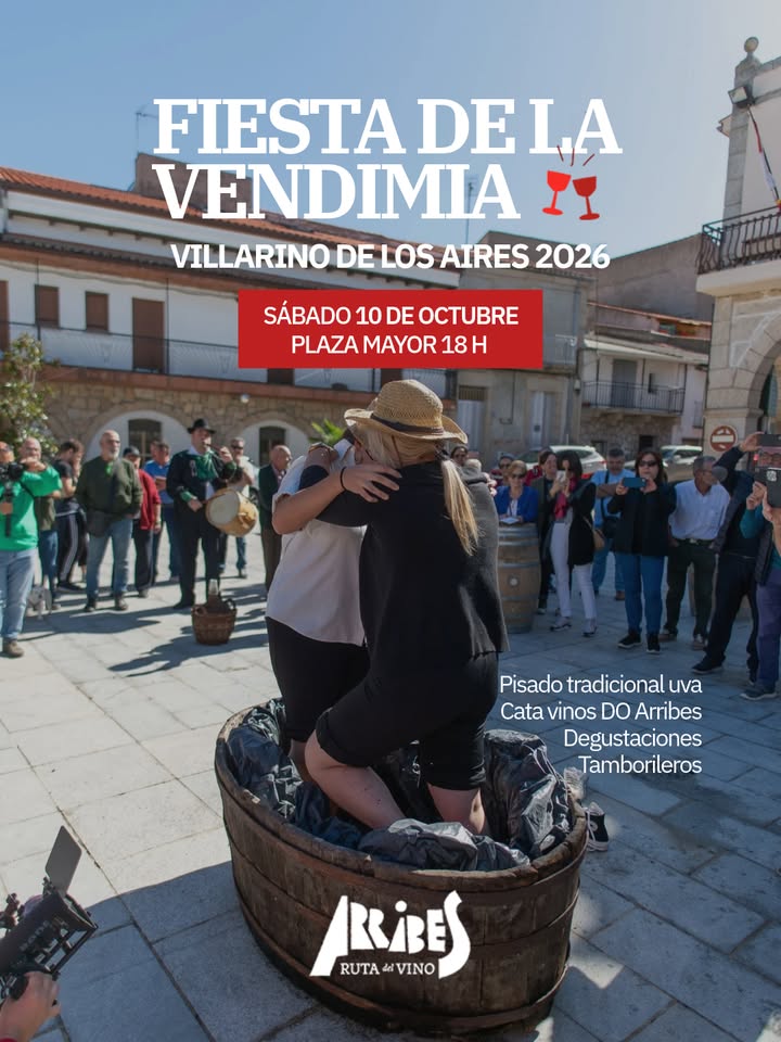 Participantes pisando uvas en la Fiesta de la Vendimia en Villarino de los Aires