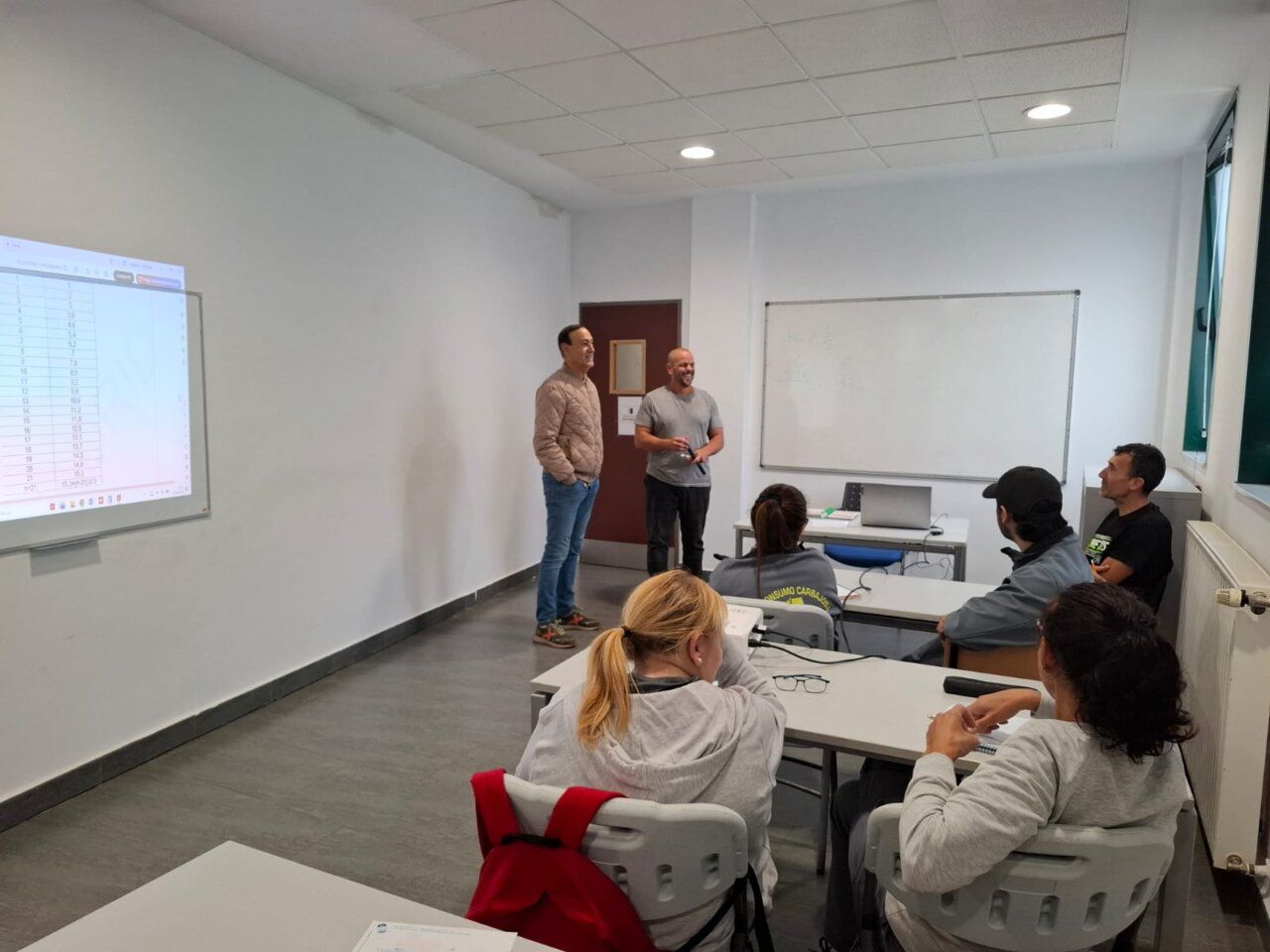 Clase de formación en energía solar con alumnos y profesores en aula