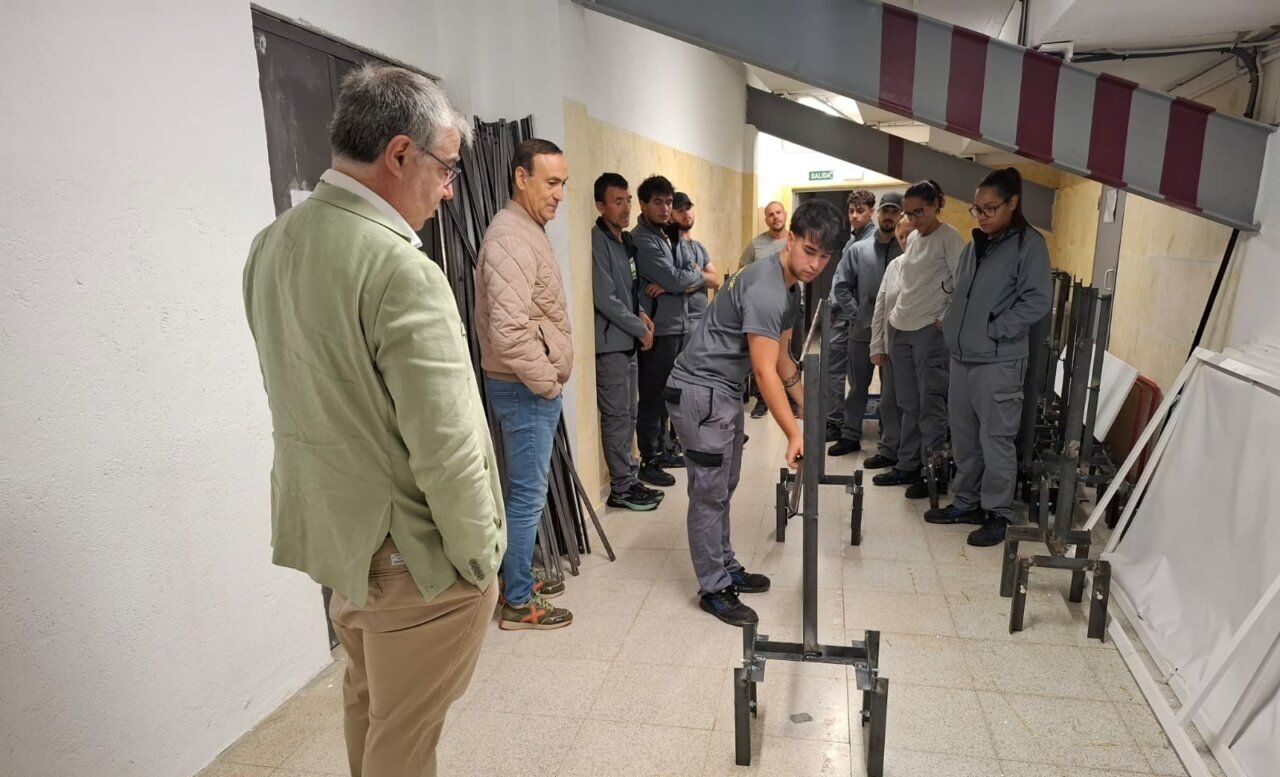 Alumnos en formación práctica sobre instalación de paneles solares en Carbajosa de la Sagrada.