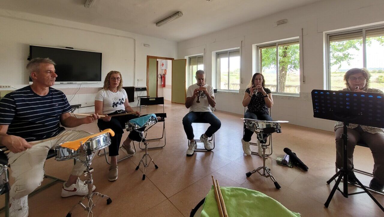 Grupo de personas participando en un taller de música tradicional