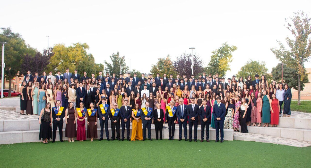 Grupo de estudiantes en ceremonia de graduación en Nuestra Señora de Guadalupe