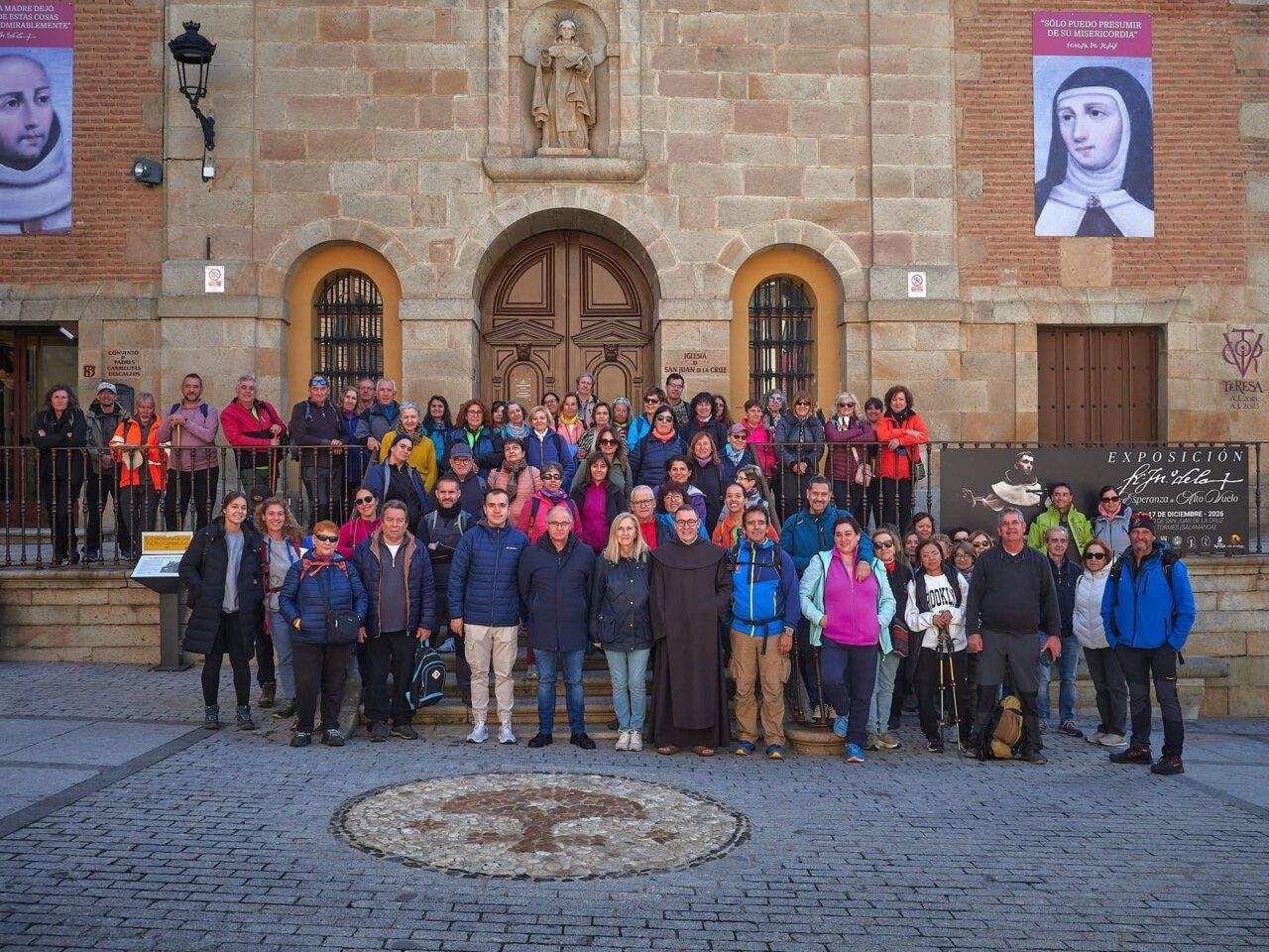 Grupo numeroso posa ante la entrada de la iglesia de San Juan de la Cruz.