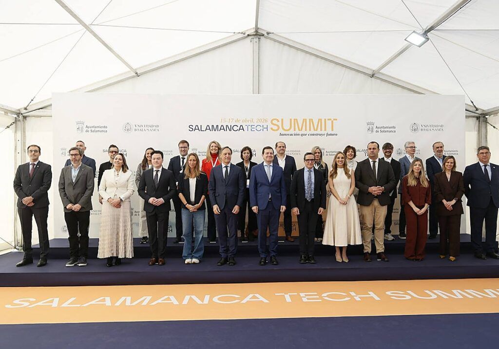 Grupo de personas posa en un escenario ante el cartel de Salamanca Tech Summit.