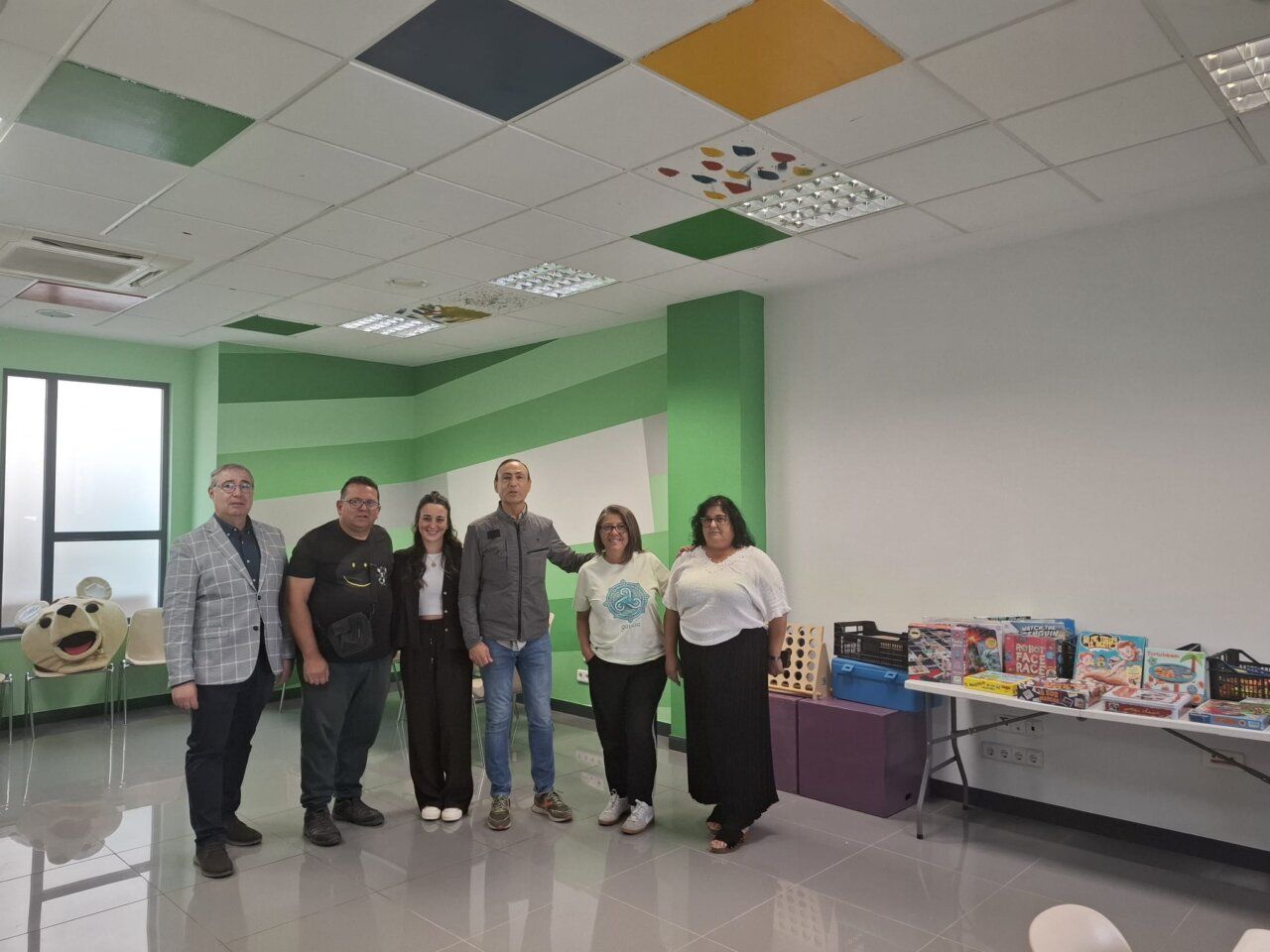 Grupo de personas en la inauguración de un nuevo espacio educativo en Carbajosa