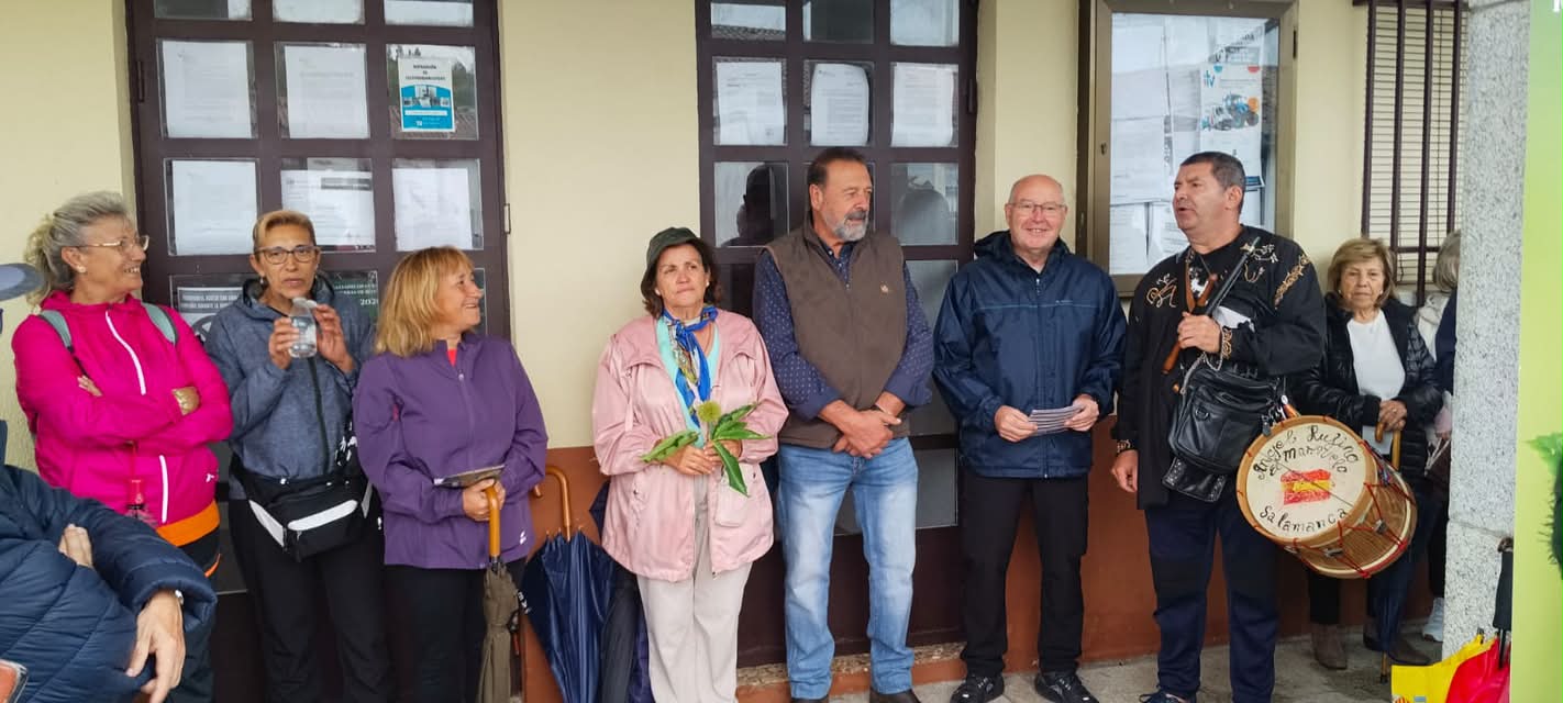 Grupo de personas en la inauguración de La Candela 2026 en La Calzada de Béjar