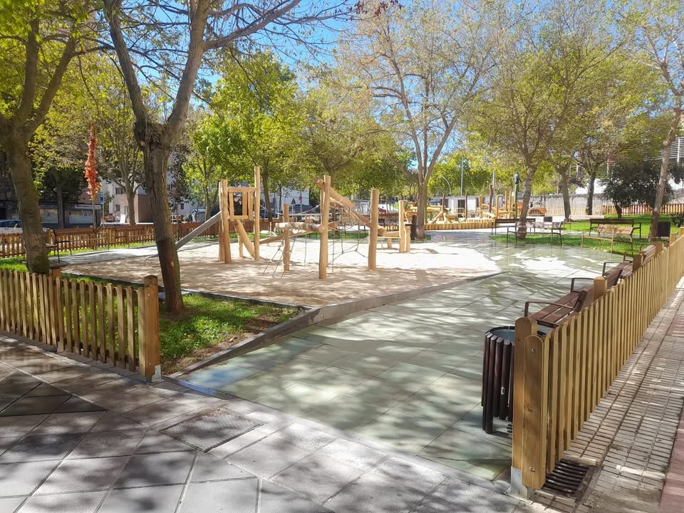 Nuevo parque infantil en Salamanca con juegos y árboles