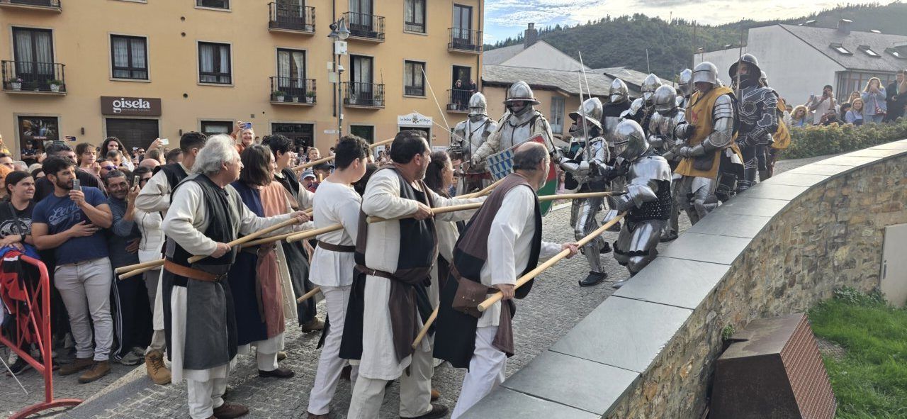 Recreación histórica de los Irmandiños con participantes en vestimenta medieval