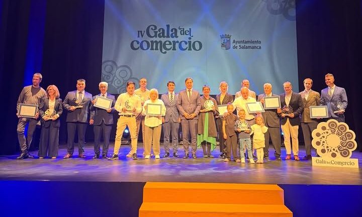 Grupo de premiados en la IV Gala del Comercio de Salamanca