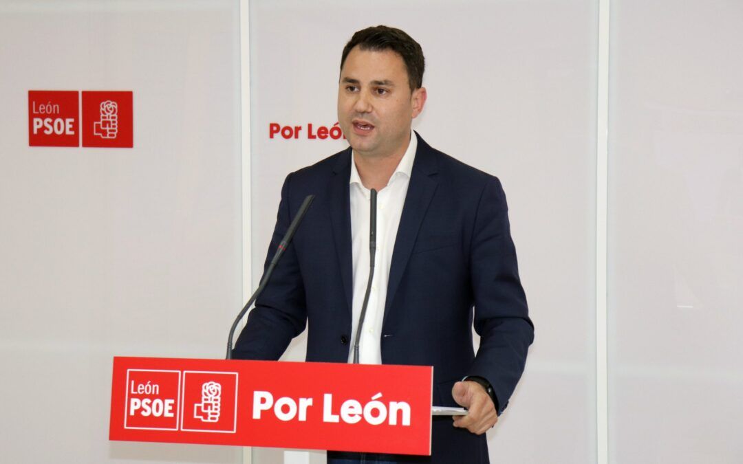 Javier Alfonso Cendón hablando en un evento del PSOE en León