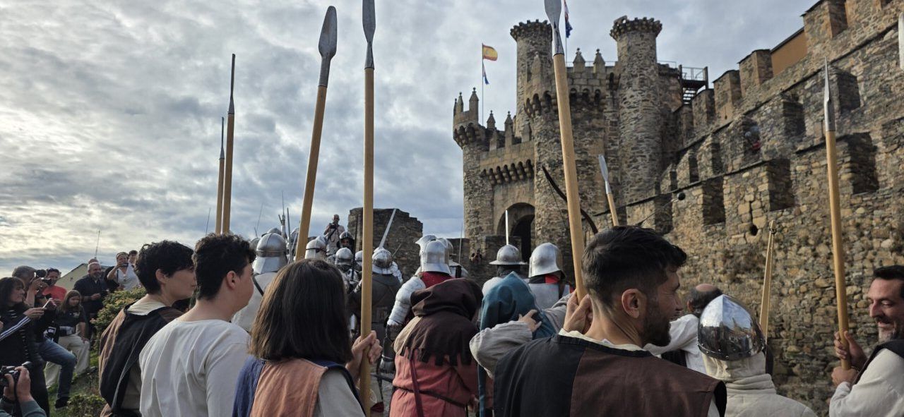 Recreación histórica de los Irmandiños con personas y castillo