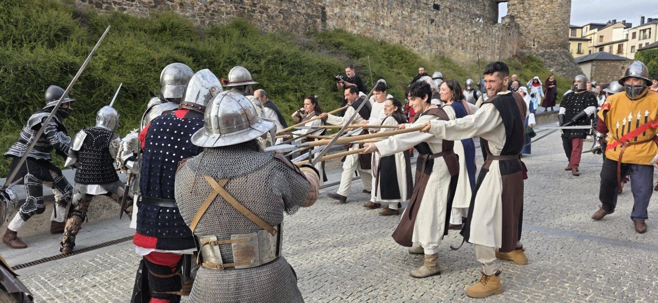 Recreación histórica de los Irmandiños con trajes medievales y armas