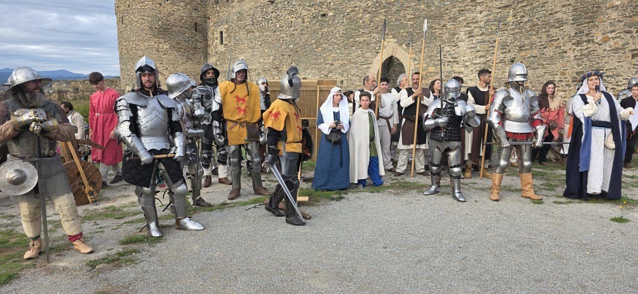 Grupo de personas vestidas con trajes medievales en una recreación histórica.
