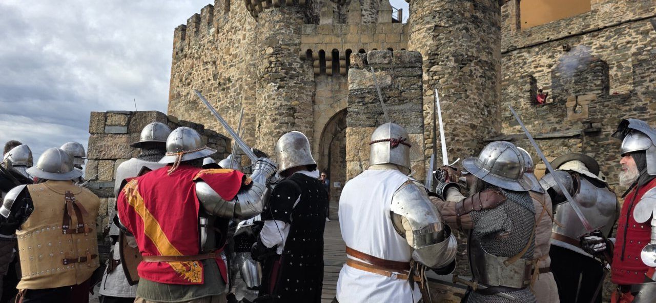 Recreación histórica de los Irmandiños con armaduras y espadas