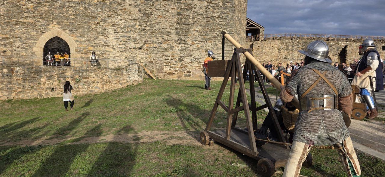 Recreación histórica de los Irmandiños en un castillo